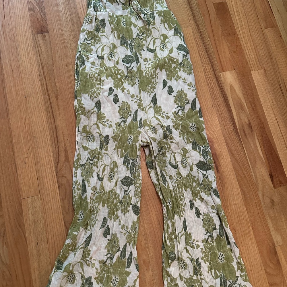 Elegant Floral Jumpsuit in Green and White